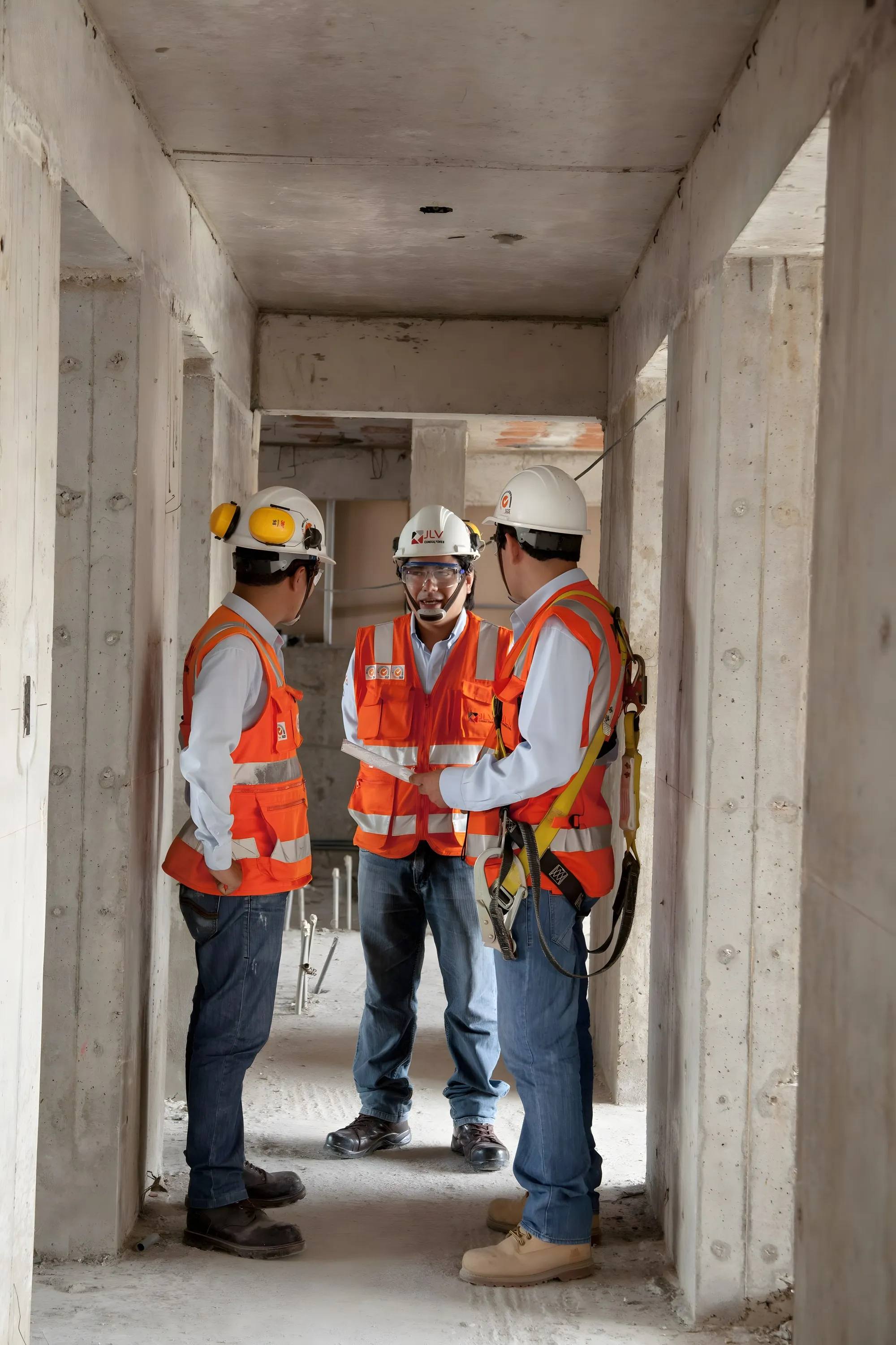 Supervisores de JLV dentro de una obra